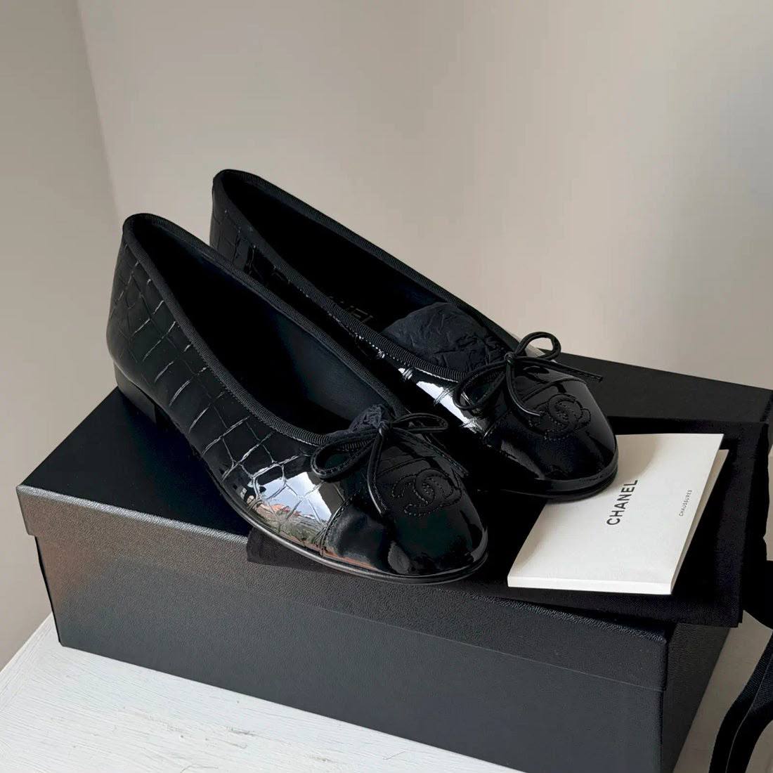 Chanel
Size 36-41 
Master quality 
350 dhs🇦🇪🇦🇪👌

Zain207
♥️♥️♥️