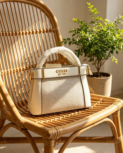 Guess 
100 dhs🇦🇪🇦🇪
with box
Size:21cm

Zain07
♥️♥️♥️