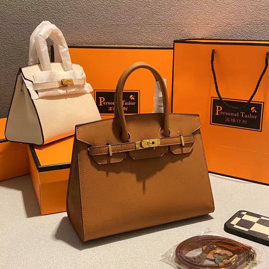 Hermes 
Best quality with box’s 
120 dhs✅
size 25 CM

Zain290
♥️♥️♥️