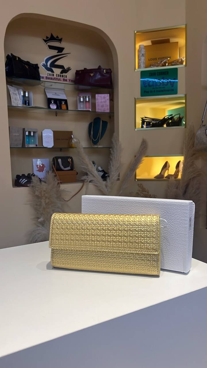 Dior

100 dhs
With box

Zain28
♥️♥️♥️
Zc