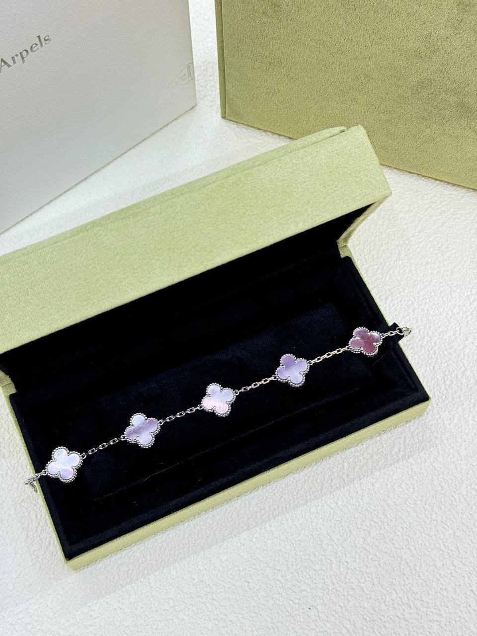 VCA 
Bracelet 🦋
Master quality 💯
With normal boxes 🗃️ 
75 dhs✅

With master box 📦 
120 dhs✅

Zain216
♥️♥️♥️