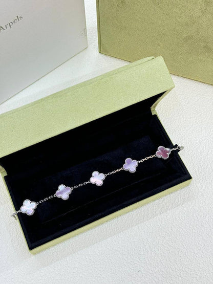 VCA 
Bracelet 🦋
Master quality 💯
With normal boxes 🗃️ 
75 dhs✅

With master box 📦 
120 dhs✅

Zain216
♥️♥️♥️