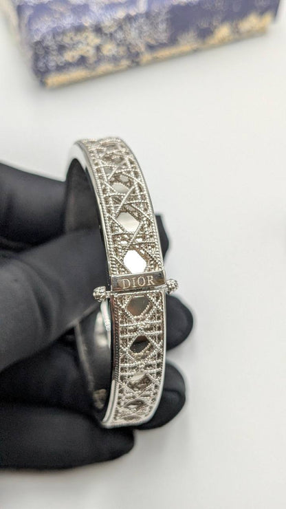 Dior
 Bangel&Ring

160 dhs🇦🇪

Zain210
♥️♥️♥️