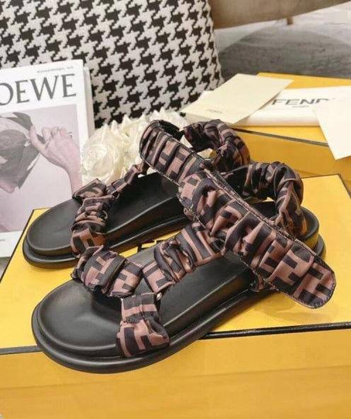 FENDI 
☘️ *SIZE  36  to 41 ☘️                                                                                                       
150 dhs✅

Zain224
♥️♥️♥️
