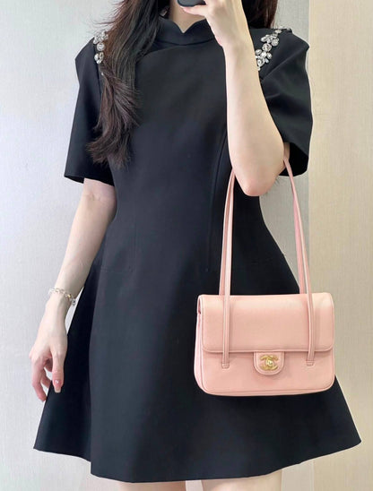 CHANEL
 GOOD QUALITY 
WITH BOX 
130 dhs✅

Zain295
♥️♥️♥️