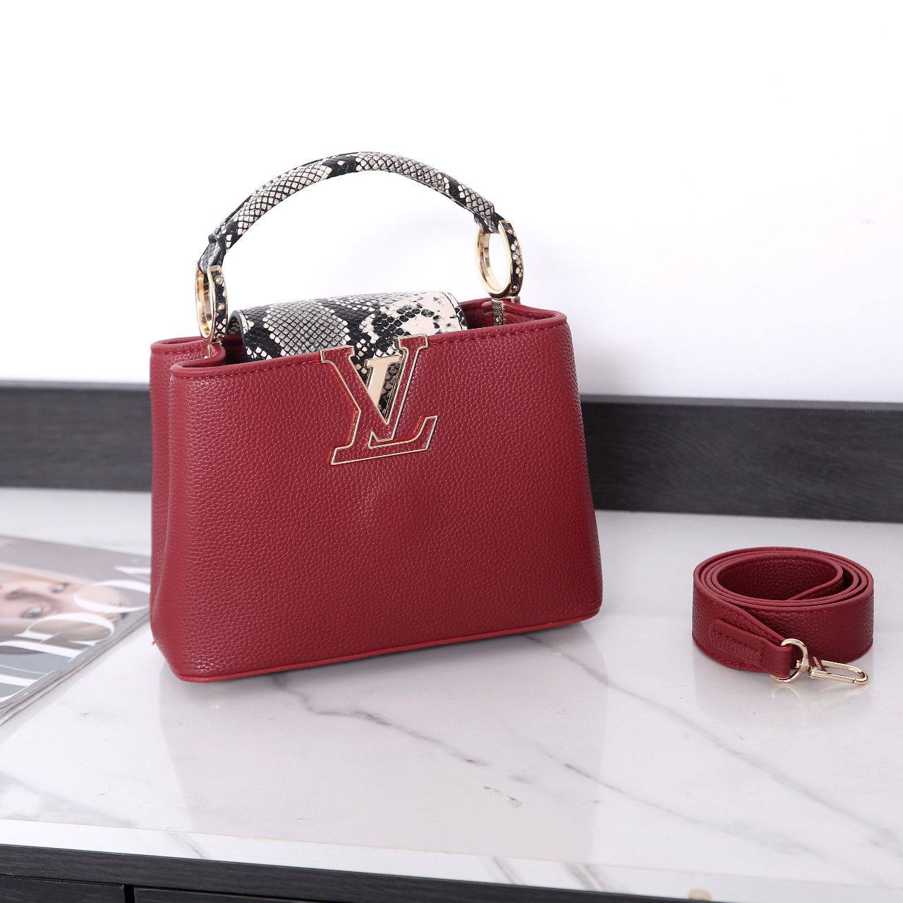 LV 
Best quality 

with box’s 
🎁🎁🎁

120 dhs✅
size 22 cm

Zain290
♥️♥️♥️