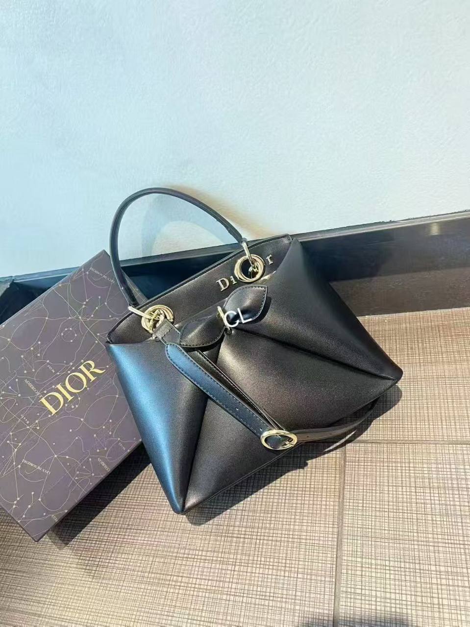 Dior
GOOD quality 
120 dhs✅

with box
🎁🎁🎁

Zain200
♥️♥️♥️