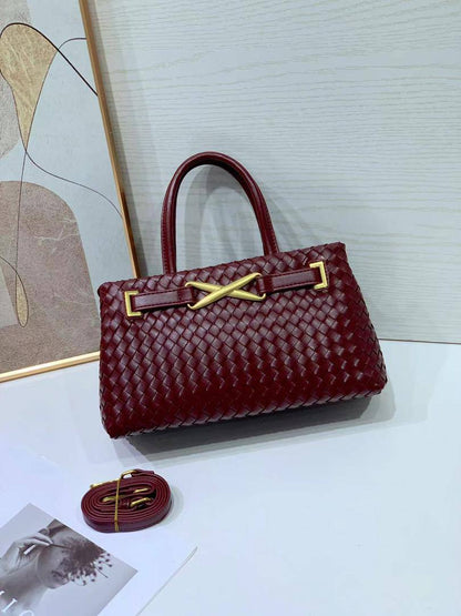 Bottega
95 dhs🪙🌨️
size 27×10×16cm

Zain41
♥️♥️♥️