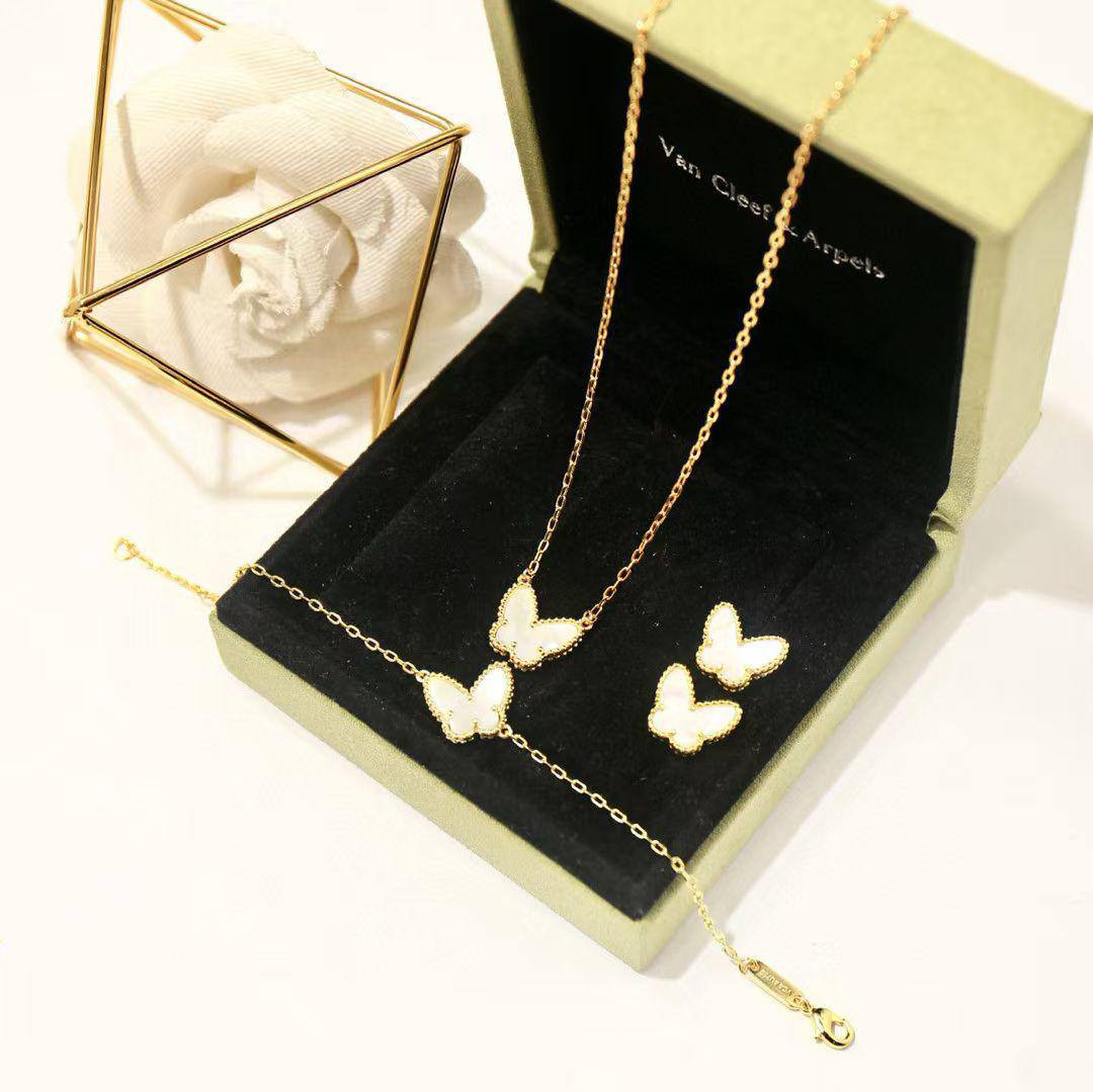 VCA SET❤️‍🔥*
Necklace 🦋
Earring🤯
Bracelet 💥
Master quality 💯
With normal boxes 📦 
105 dhs🪙💚
With master box 🗃️ 
140 dhs🪙💚

Zain216
♥️♥️♥️