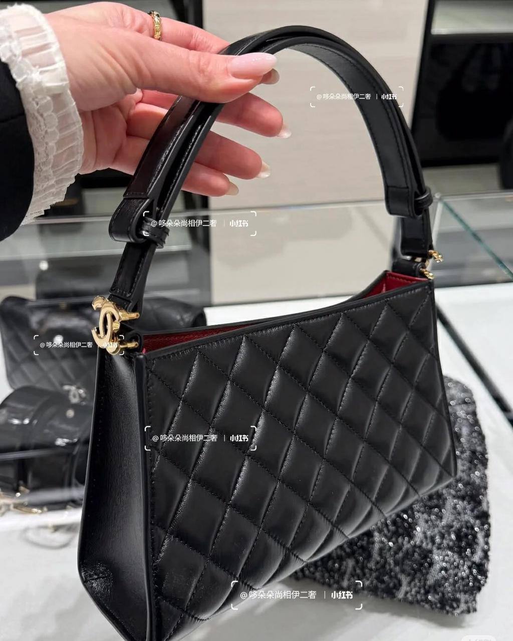 Chanel
100 dhs💓

Size:22.5/7/14

with box
🎁🎁🎁

Zain07
♥️♥️♥️