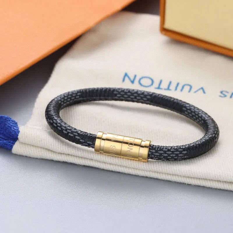 UNISEX 
BRACELET ✨💫
50 DHS🗽
WITH BOX AND PAPER BAG🛍️🎁

Zain89
♥️♥️♥️