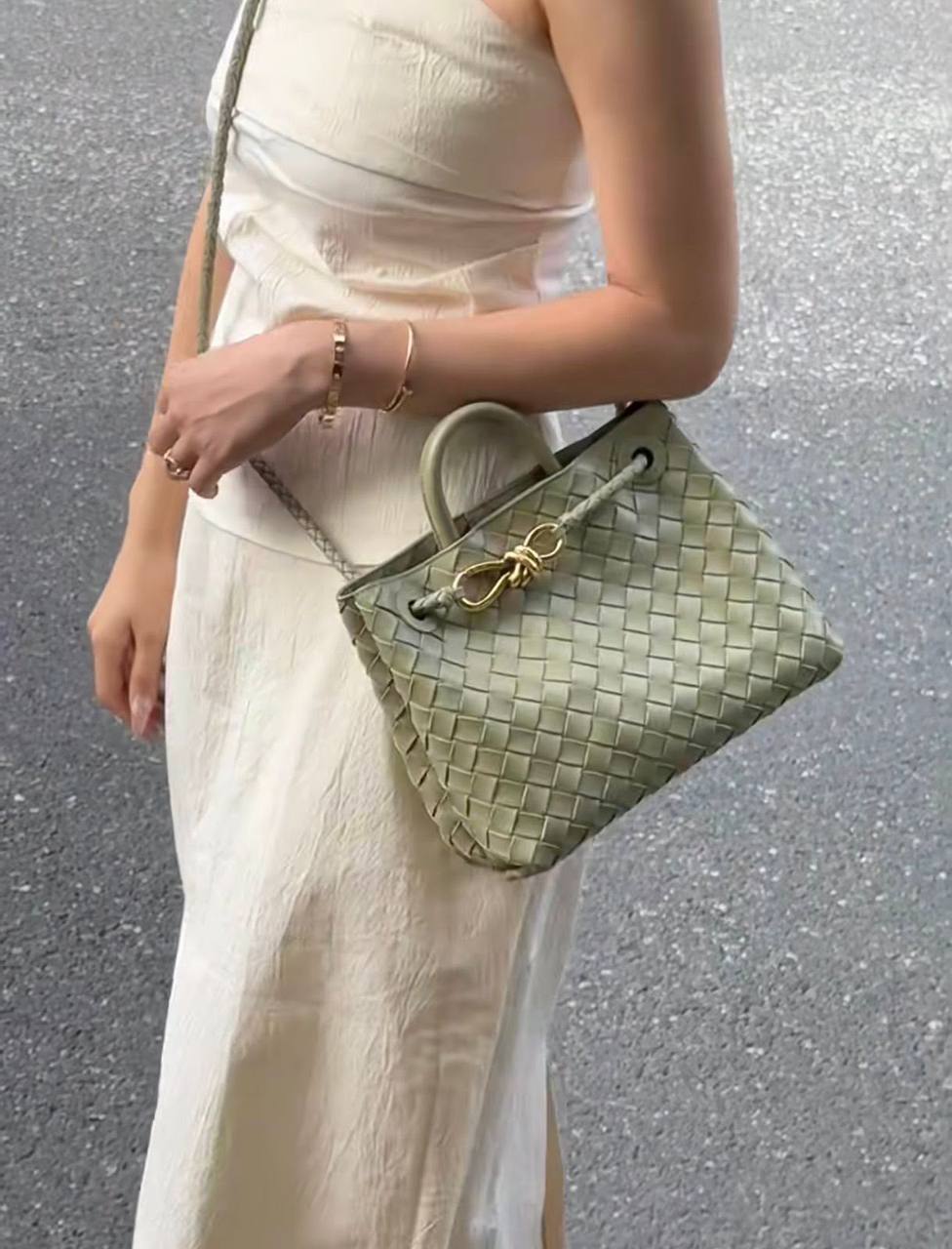 BOTTEGA 
GOOD QUALITY 
WITH BOX 
120 dhs💛
Size: 25cm

Zain295
♥️♥️♥️