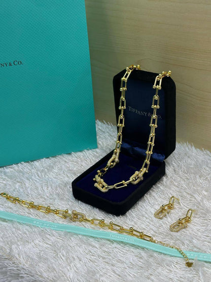 Tiffany set💥*
*Stainless steel SET 💯*
Necklace ❤️‍🩹
Earring 🍁
Breslat ❣️
With normal boxes 📦 
And paper bag 🛍️
65 dhs🪙🌨️
With master box 🗃️ 
95 dhs🪙🌨️

Zain216
♥️♥️♥️