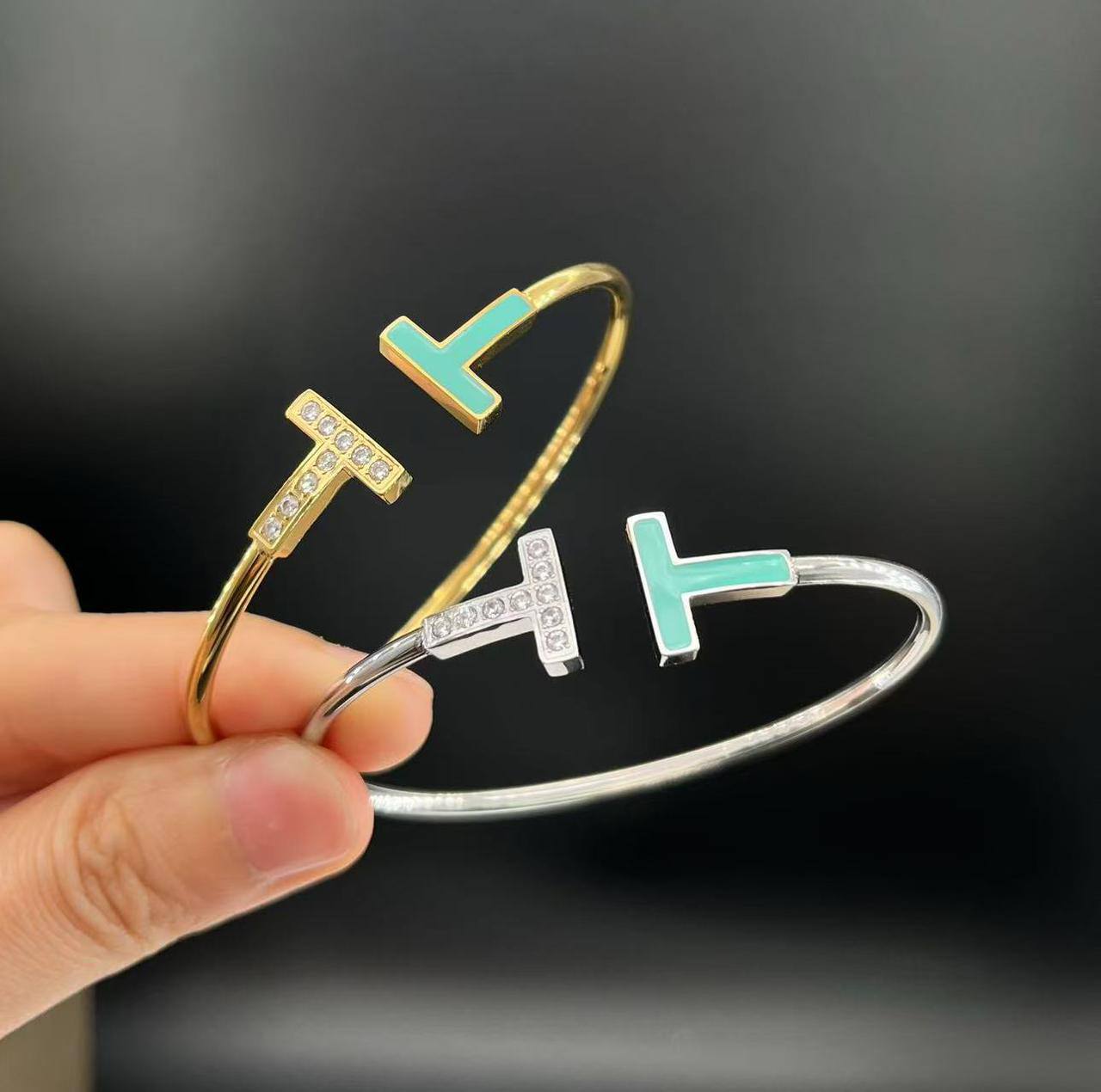 55 dhs🗽 
TIFFANY BANGLE💫✨
WITH BOX AND PAPER BAG 🛍️🎁

Zain89
♥️♥️♥️