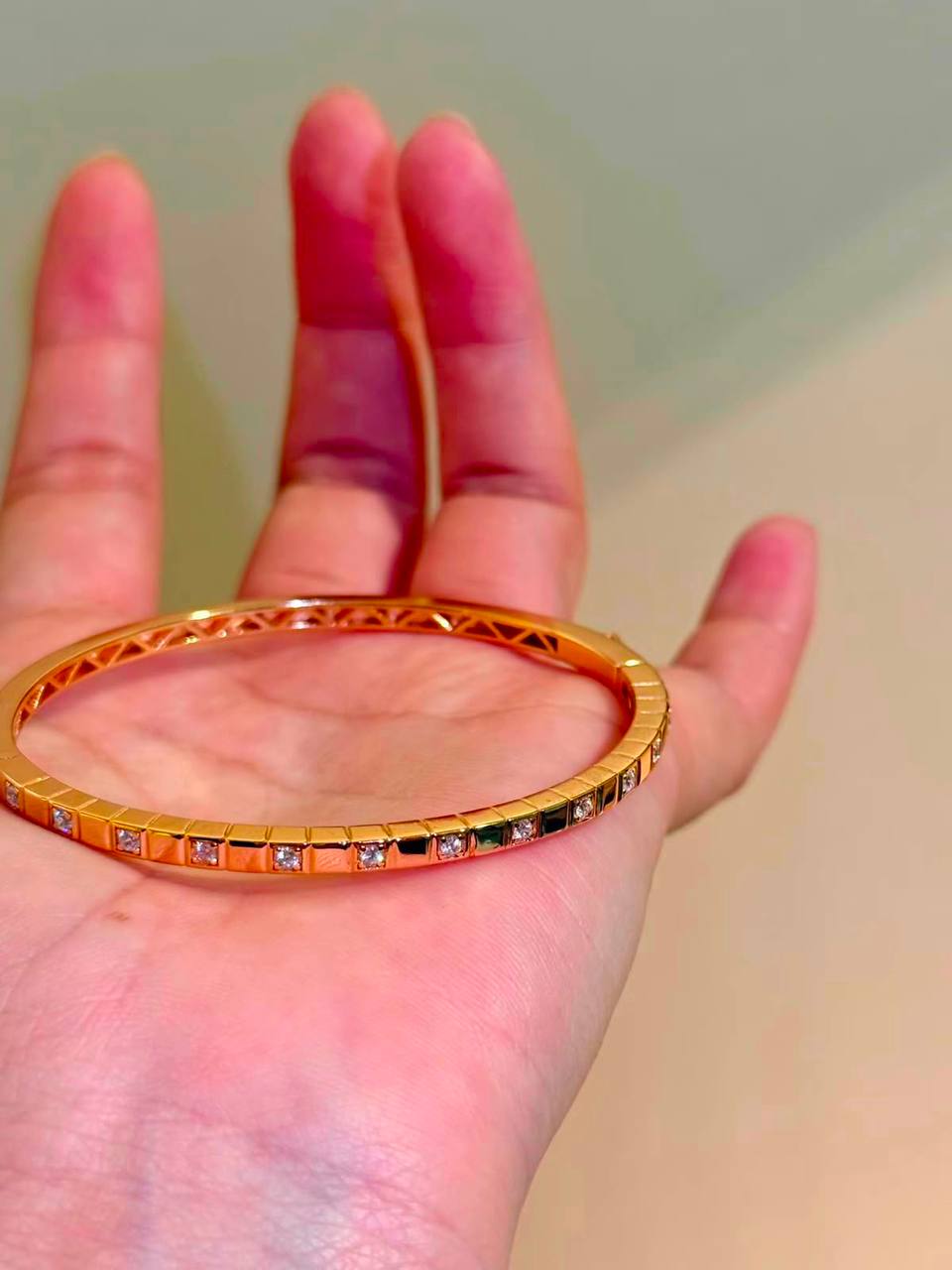 CHOPARD ❤️‍🔥*
Bangle 🐦‍🔥
Master quality 💯
With normal boxes 🗃️ 
80 dhs✅
With master box 📦 
130 dhs✅

Zain216
♥️♥️♥️