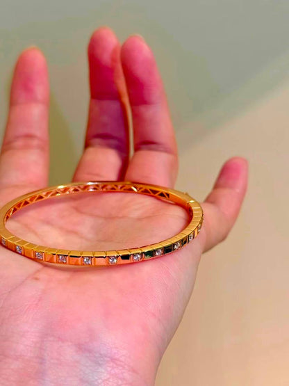 CHOPARD ❤️‍🔥*
Bangle 🐦‍🔥
Master quality 💯
With normal boxes 🗃️ 
80 dhs✅
With master box 📦 
130 dhs✅

Zain216
♥️♥️♥️