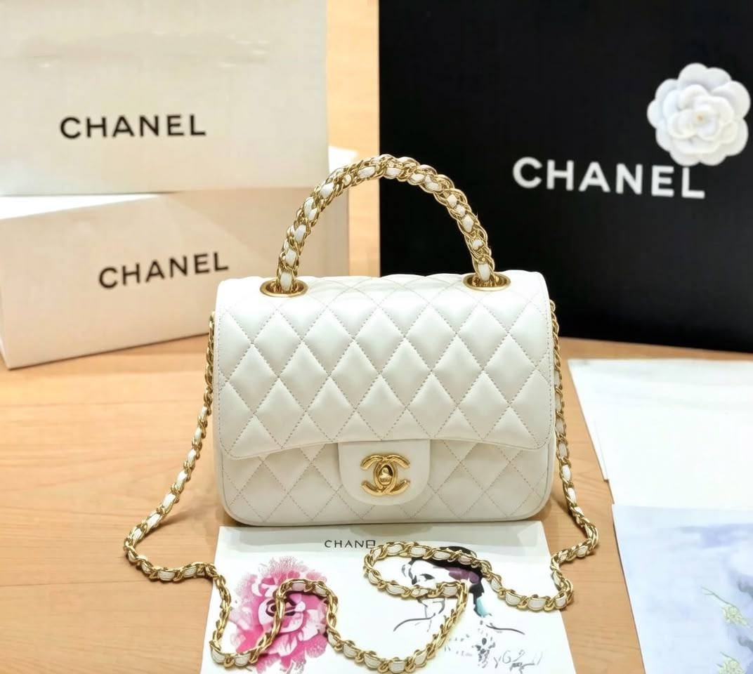 CHANEL
GOOD QUALITY 
WITH BOX 
100 dhs✅

Zain295
♥️♥️♥️