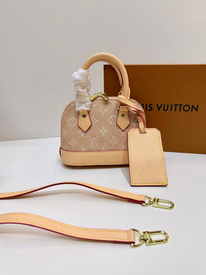 LV
90 dhs🇦🇪
with box
🎁🎁🎁

size 18×9×13cm

Zain42
♥️♥️♥️