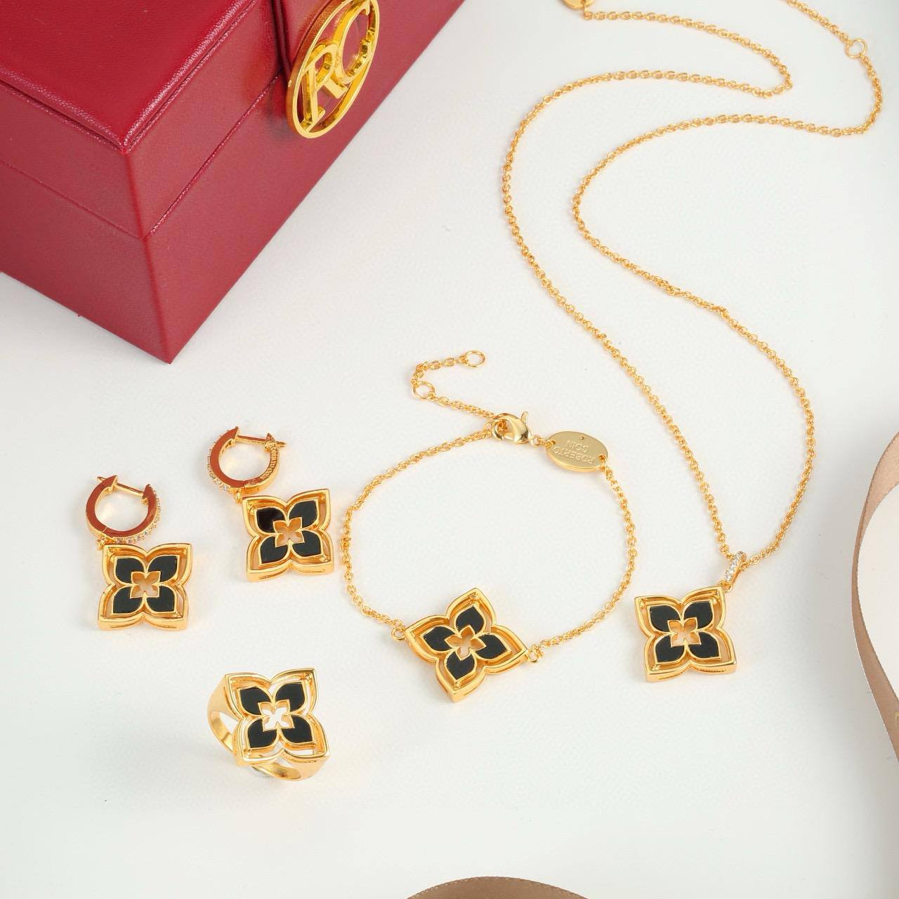 RC SET 
MASTER🛍️🎁
NECKLACE BRACELET EARRINGS RING 
170 DHS✅
WITH NORMAL BOX AND PAPER BAG🎁🛍️

Zain89
♥️♥️♥️