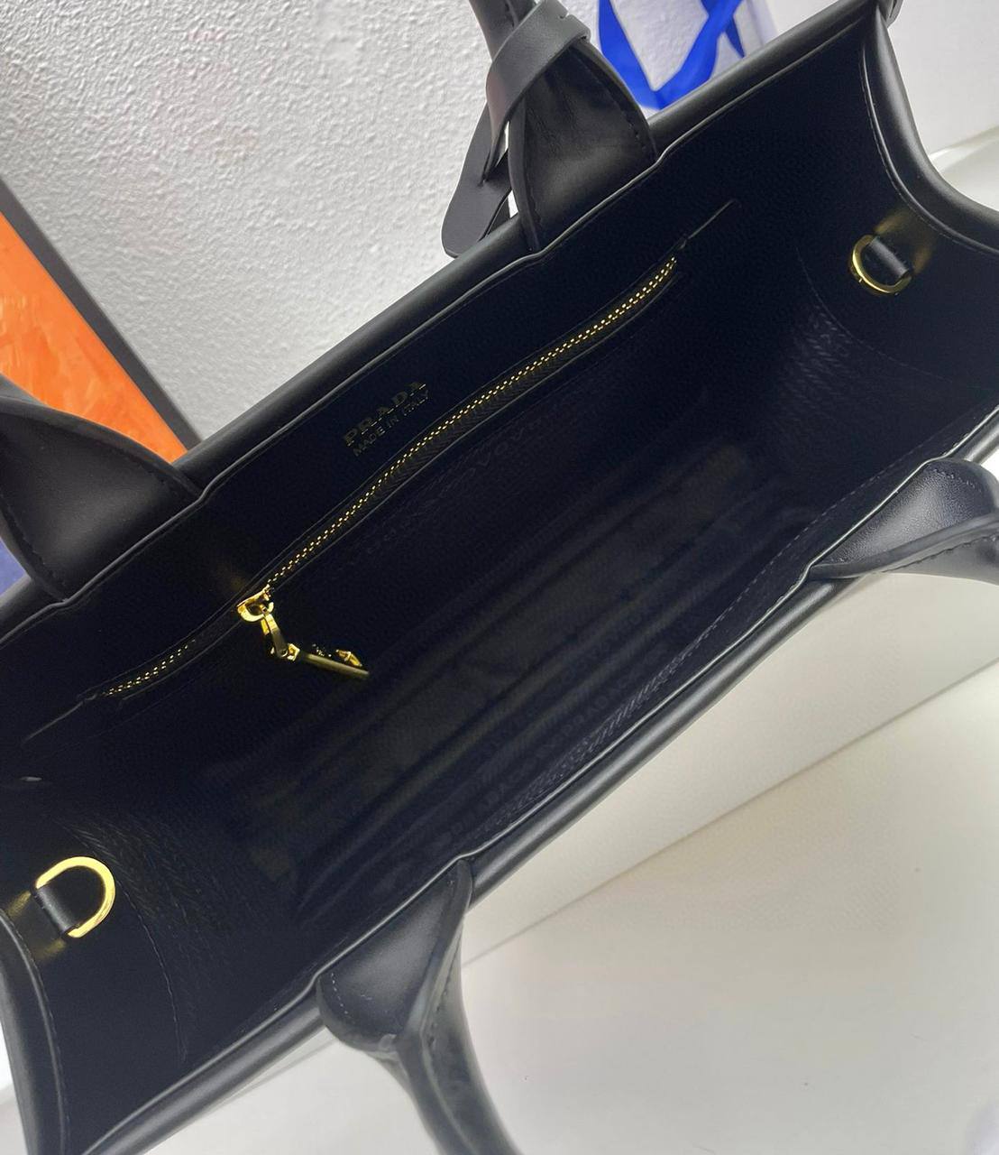 PRADA NEW CAME 
GOOD QUALITY 
100 dhs🇦🇪🇦🇪
SIZE: 33cm

Zain295
♥️♥️♥️