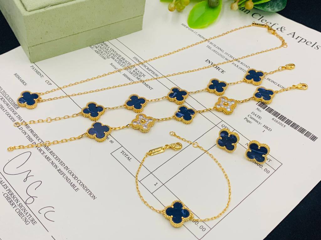 VCA Set 🌼💫
*NECKLACE 1 FLOWER*
*BRACELET 5&1 FLOWER*
*EARRING   1* *FLOWER*  
260 dhs✅
       _*WITH*_
    *Good Box* and Paper BAG🎁🛍️

Zain89
♥️♥️♥️