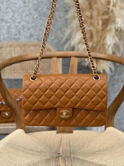 CHANEL
25cm
370 dhs🌺
Top quality 
With box🎁

Zain167
♥️♥️♥️