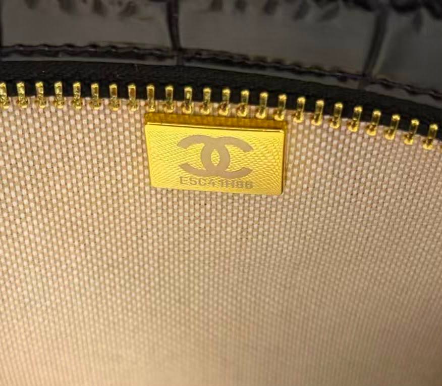 CHANEL 

MASTER QUALITY 

RESTOCK 

350 DHS🇦🇪🇦🇪

Zain295
♥️♥️♥️