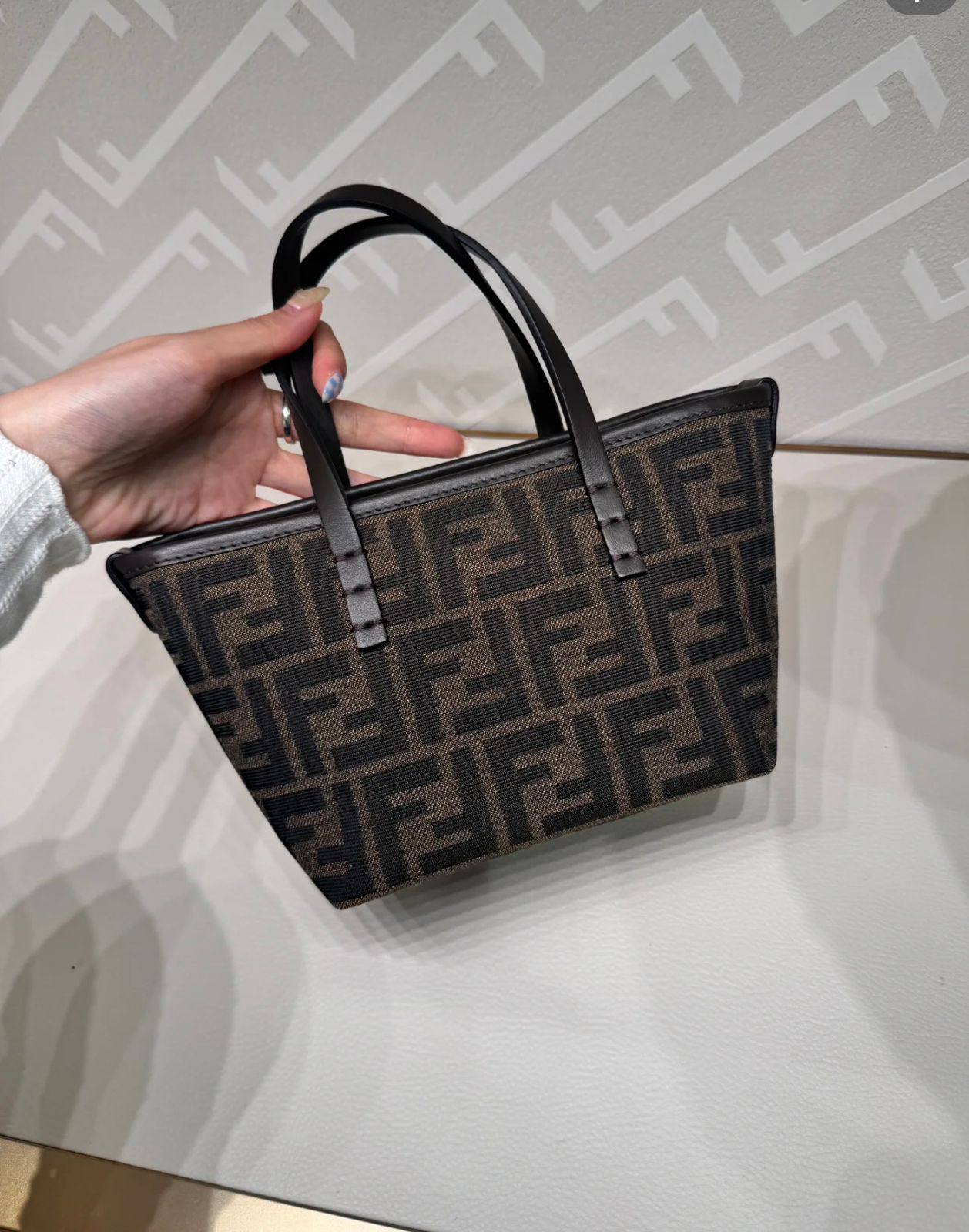 New arrival, good quality, 
with  box, 📦
size,  22 * 13 cm 
75 dhs🪙🌨️

Zain12
♥️♥️♥️
