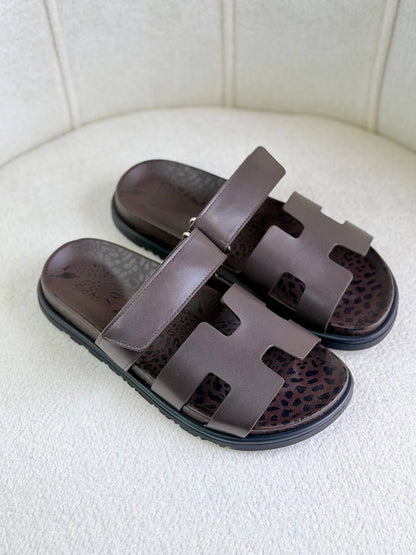 Hermes cheaper tiger 🐅 *
Super *AAA* *+* Quality 💯 
With original packing🎁🎁
SIZE:36and42
Available now
450 dhs✅

Zain309
♥️♥️♥️