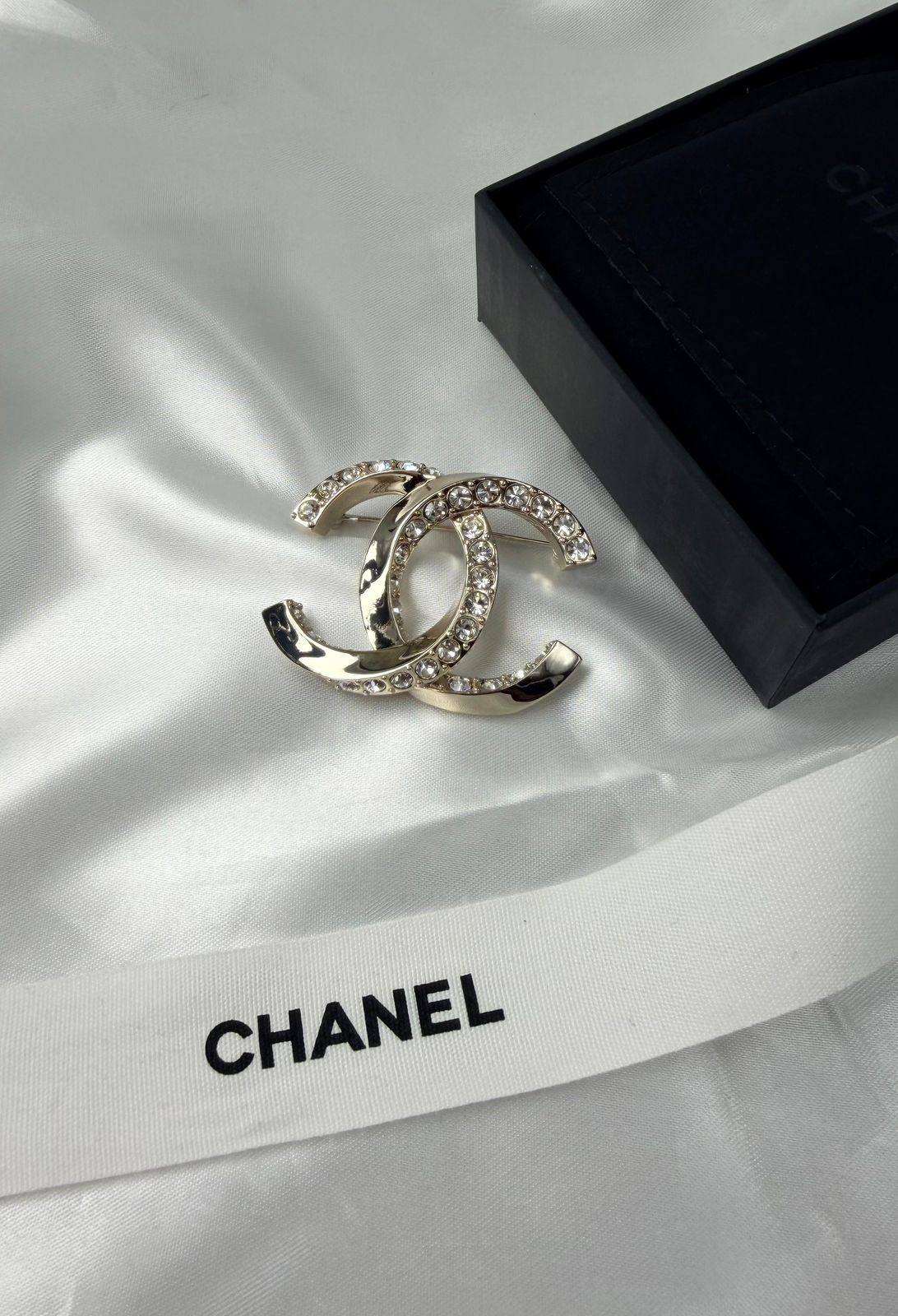 *CHANEL*  🤍

🆕🎉🥳🎊🆕
* BROOCH, Clip , Pin
* Gold-Finish Metal (Gold Plated)

* ⁠↗️ *Super Master Quality ®️* 🫆

*75 dhs💚* with *Normal* Box & Bag
*95 dhs💚* with *Orignal* Packaging 🎁

Zain209
♥️♥️♥️