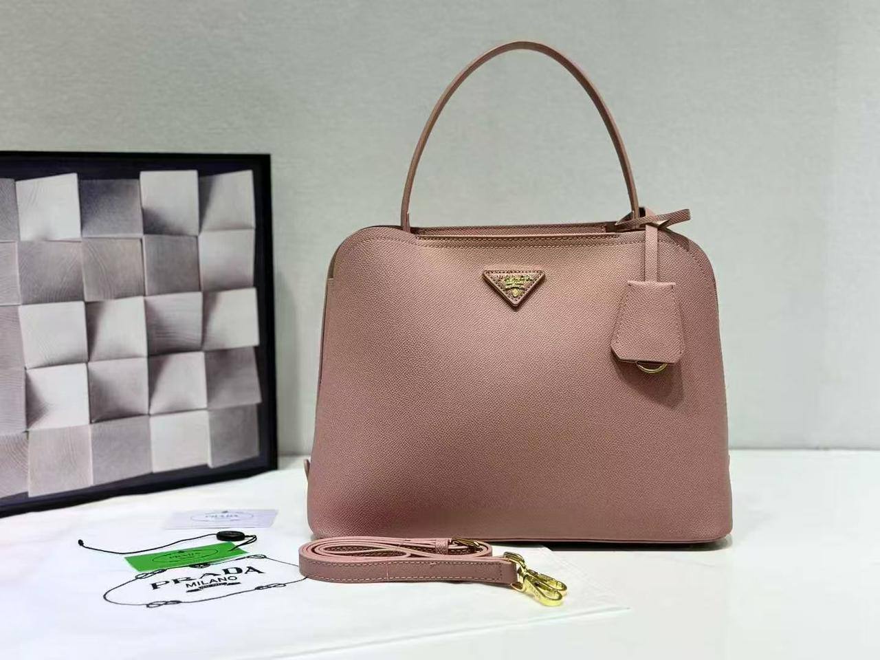 PRADA 
NEW CAME HIGH QUALITY 
125 dhs❣️

Zain39
♥️♥️♥️