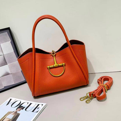 GUCCI 
120 dhs💓
Size 28 cm 🤝💃💃💃💃💃

Zain161
♥️♥️♥️