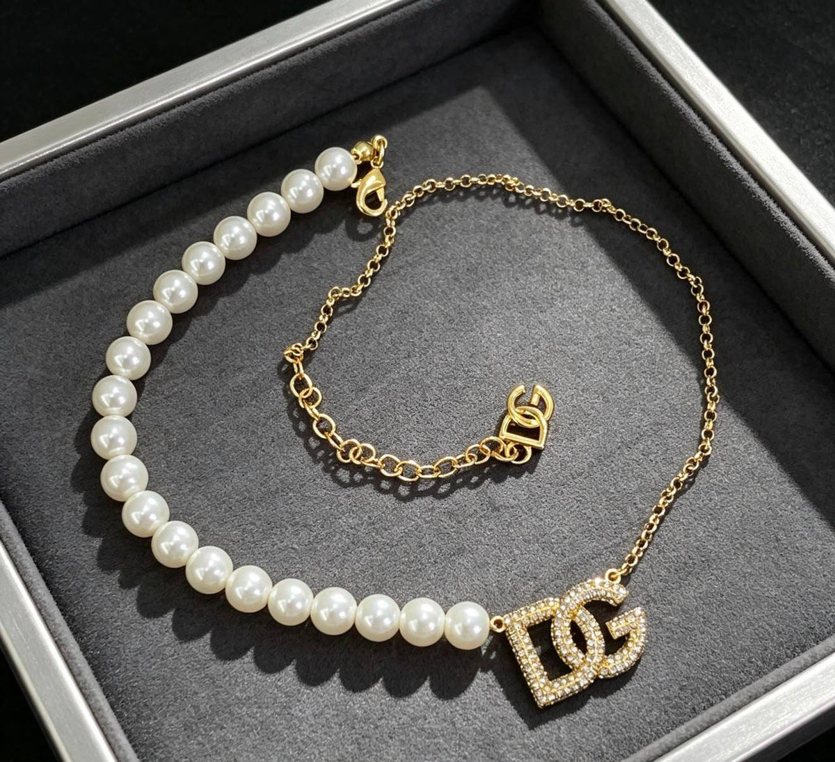 DOLCE&GABBANA 
Necklace 💥
Earring 🦋
Bracelet 🐦‍🔥
Master quality 💯
With normal boxes 🗃️ 
145 dhs🇦🇪🇦🇪

Zain216
♥️♥️♥️