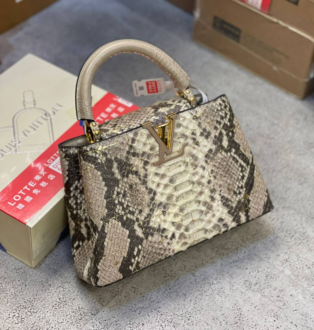 LV
high quality 
350 dhs✅

Zain175
♥️♥️♥️