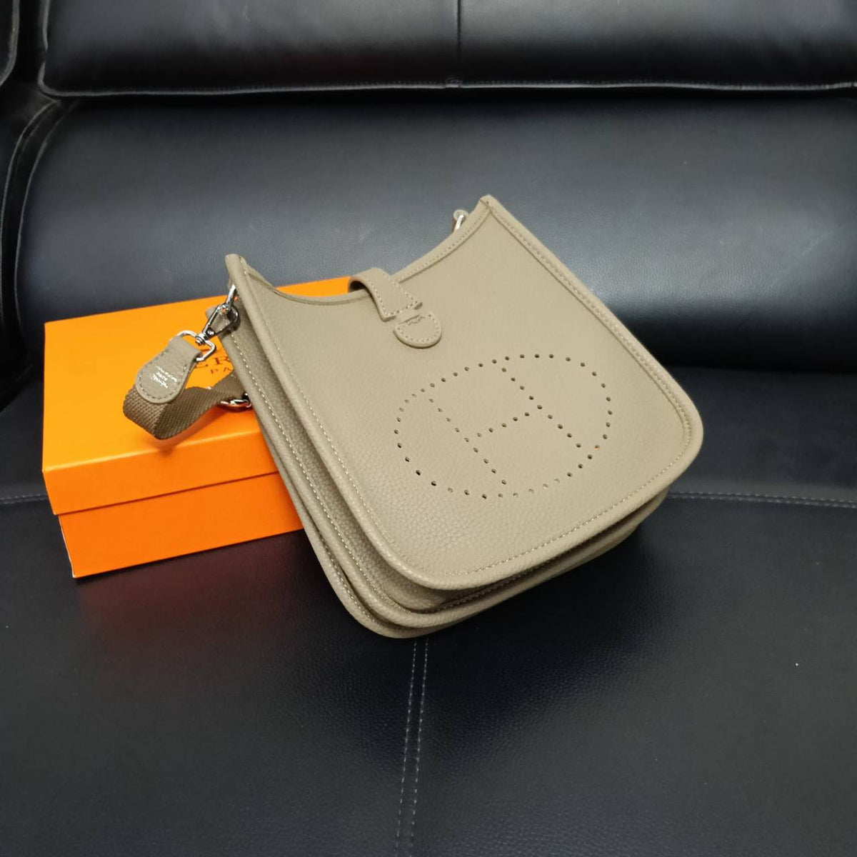 Hermes

105 dhs🇦🇪🇦🇪

with box

size 23cm

High quality

Zain26
♥️♥️♥️