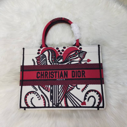 Dior
High quality
135 dhs✅
Size 35cm

Zain235
♥️♥️♥️