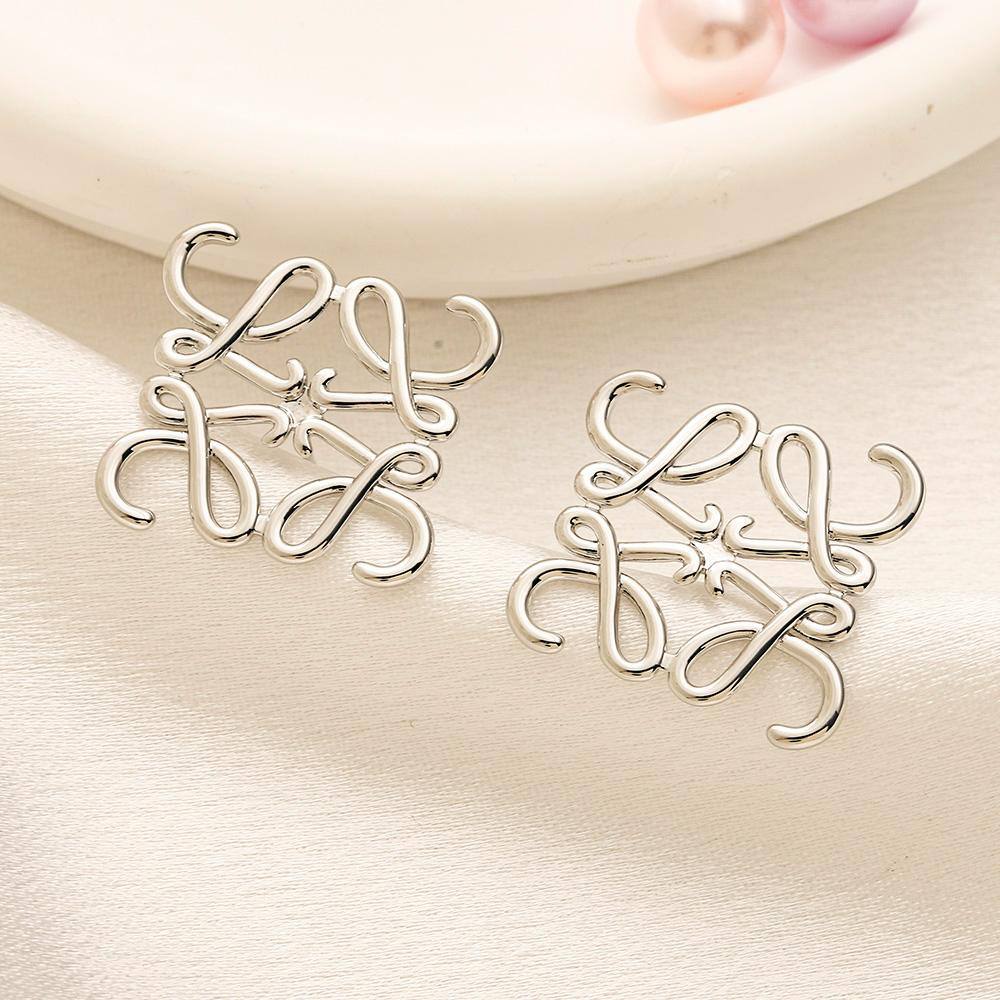 New arrival branded earrings Aed 
30 dhs🪙🌨️
40 dhs🪙🌨️

pair with branded box and paperbag🎁🎁🎁

Zain243
♥️♥️♥️