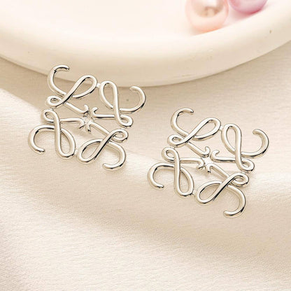 New arrival branded earrings Aed 
30 dhs🪙🌨️
40 dhs🪙🌨️

pair with branded box and paperbag🎁🎁🎁

Zain243
♥️♥️♥️
