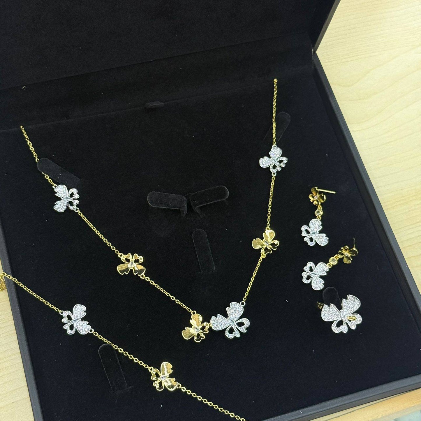 *SET ❤️‍🔥*
Necklace 🐦‍🔥
Earring🌸
Bracelet ✨
Ring 💍 
good quality 💯
With normal boxes 🗃️ 
And paper bag 🛍️
55 dhs🌺

Zain216
♥️♥️♥️