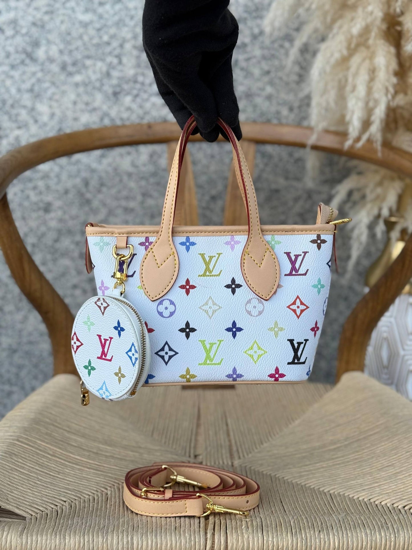 LV
20cm
330 dhs❣️
Top quality 
With box🎁

Zain167
♥️♥️♥️
