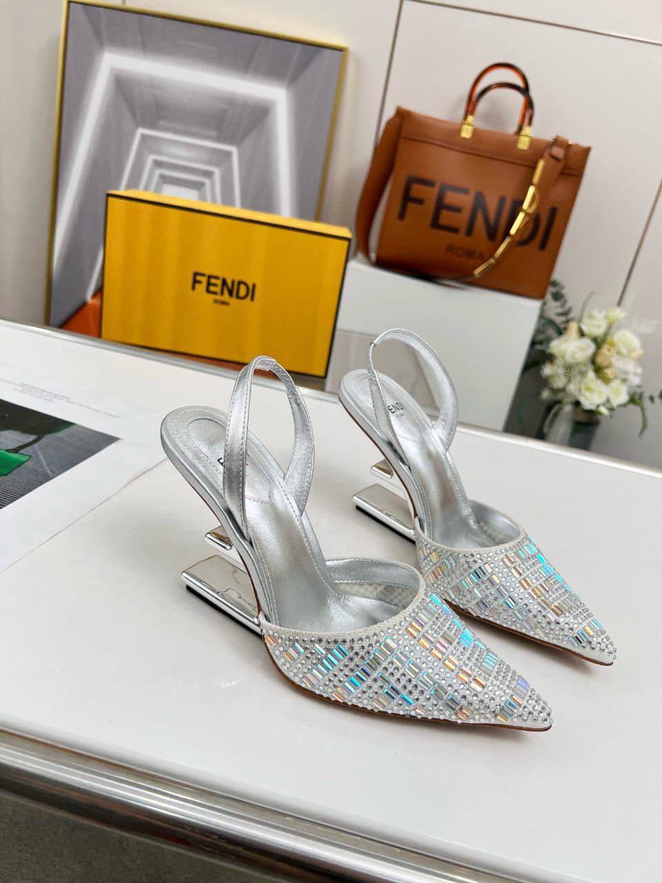 Fendi
High quality 
size 36-42 
140 dhs❣️

Zain132
♥️♥️♥️