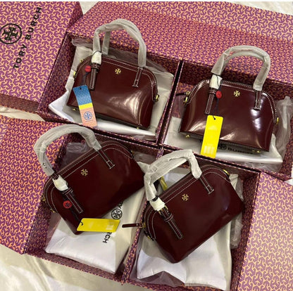 Tory Burch

90 dhs✅

with box
🎁🎁🎁

Zain07
♥️♥️♥️