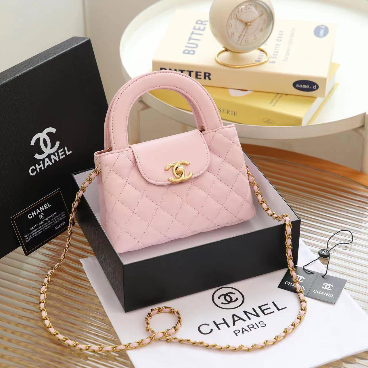 Chanel
95 dhs✅
Good  quality
Size：19cm
with box
🎁🎁🎁

Zain74
♥️♥️♥️