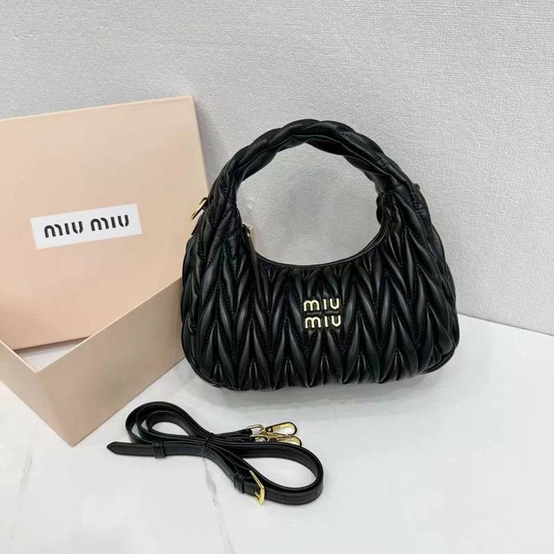 MIUMIU

Best quality 
with box
100 dhs🇦🇪🇦🇪


size 20CM

Zain290
♥️♥️🇦🇪