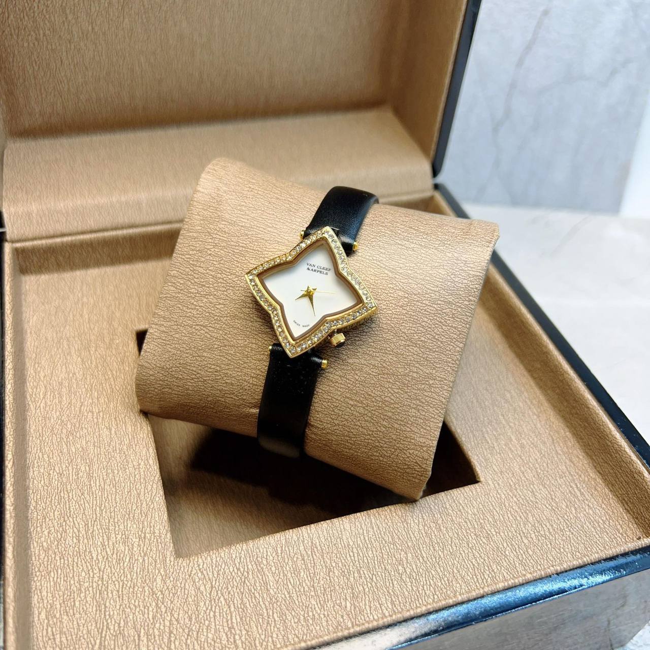 Leather belt 
ladies watches 
55 dhs🌺

Zain45
♥️♥️♥️
