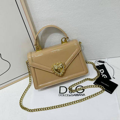 D&G
good quality 
with box 
🎁🎁🎁

100 dhs✅

Zain39
♥️♥️♥️
