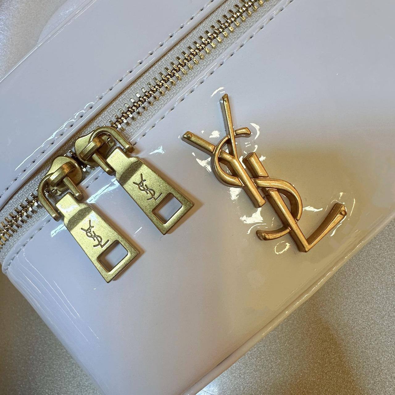 YSL 
 GOOD QUALITY 
WITH BOX 
90 dhs🇦🇪🇦🇪

Zain295
♥️♥️♥️