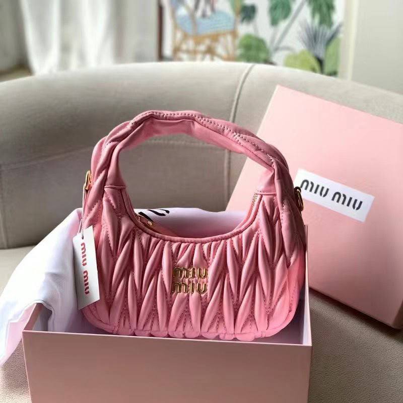 Miu Miu
100 dhs✅
With box
Size25cm

Zain219
♥️♥️♥️
