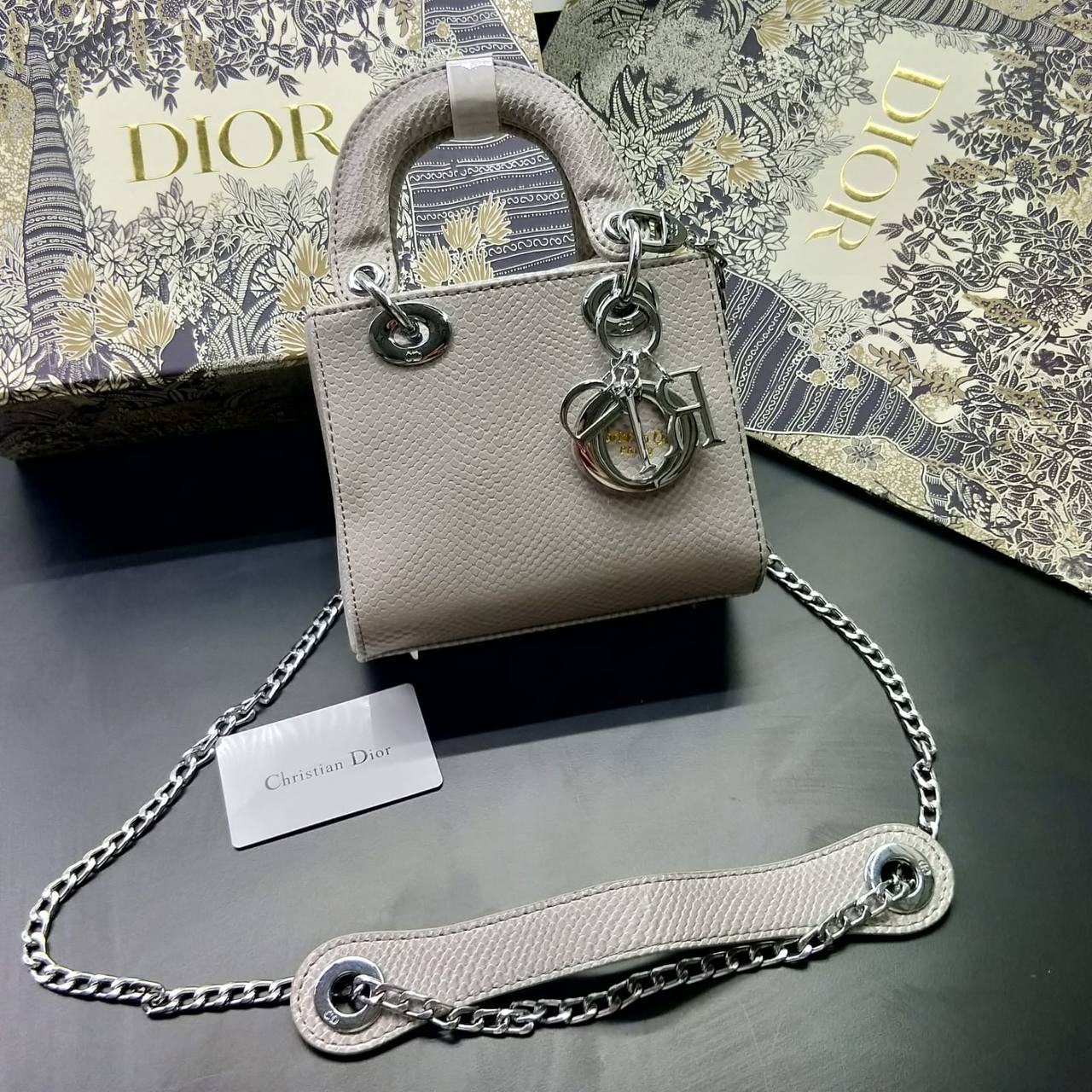 Dior
90 dhs💛

Zain235
♥️♥️♥️