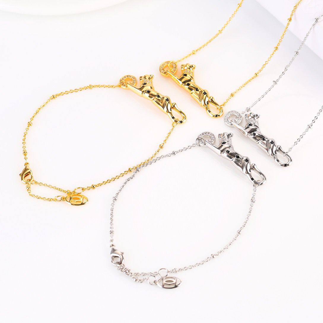 CARTIER Set
⭐✨💫
 *NECKLACE*
 *BRACELET*
     
90 dhs🌺
   
         _With_
  * BOX AND BAG* 🎁🛍️
*Master Quality*✨✅

Zain89
♥️♥️♥️